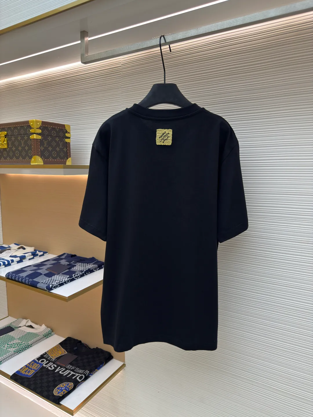 LOUIS VUITTON Raffia letter embroidered short sleeves ●Authentic product: Purchased and developed at 10399 ●Item number: 1680197-A10 ●Material: plain weave high-quality cotton ●Technology: double yarn tensioner thread ●Version: fitted version ●Weight: about 285 grams ●Size: XS-S-M-L ●Description: Clever use of iconic elements like raffia to add a touch of handcrafted flavor to the classic silhouette. Decorated with Louis Vuitton embroidery on the chest and Marque 1.Vuitton Dé 💰osée label on the back. The overall wiring is straight and delicate, the fabric is comfortable and soft, and the color is consistent without color difference. It can be matched with the same style to create a fashionable look and control various occasions. Customized accessories, complete with three standards, same style for men and women!